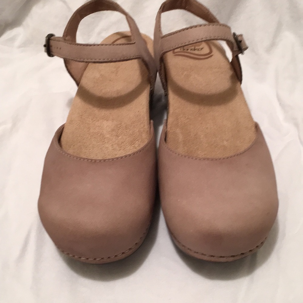 Dansko size 8 beige/ taupe dress shoes